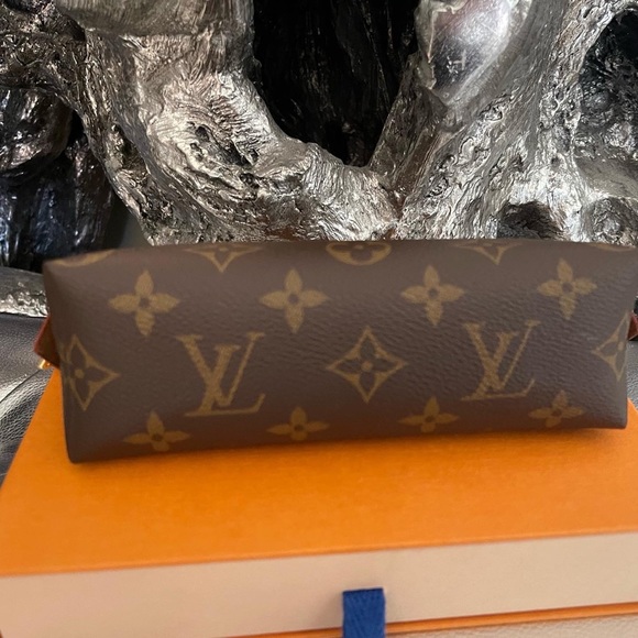 Louis Vuitton Makeup Bag - Picture 8 of 8